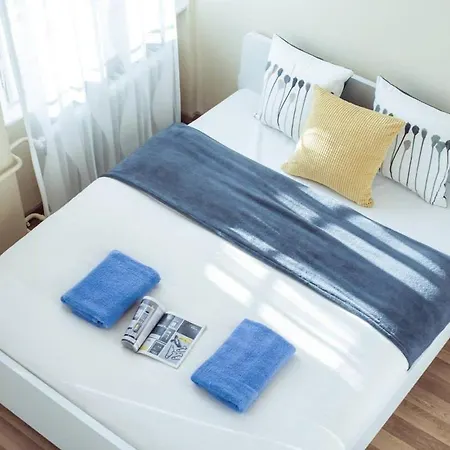 Central Studio Apartment *